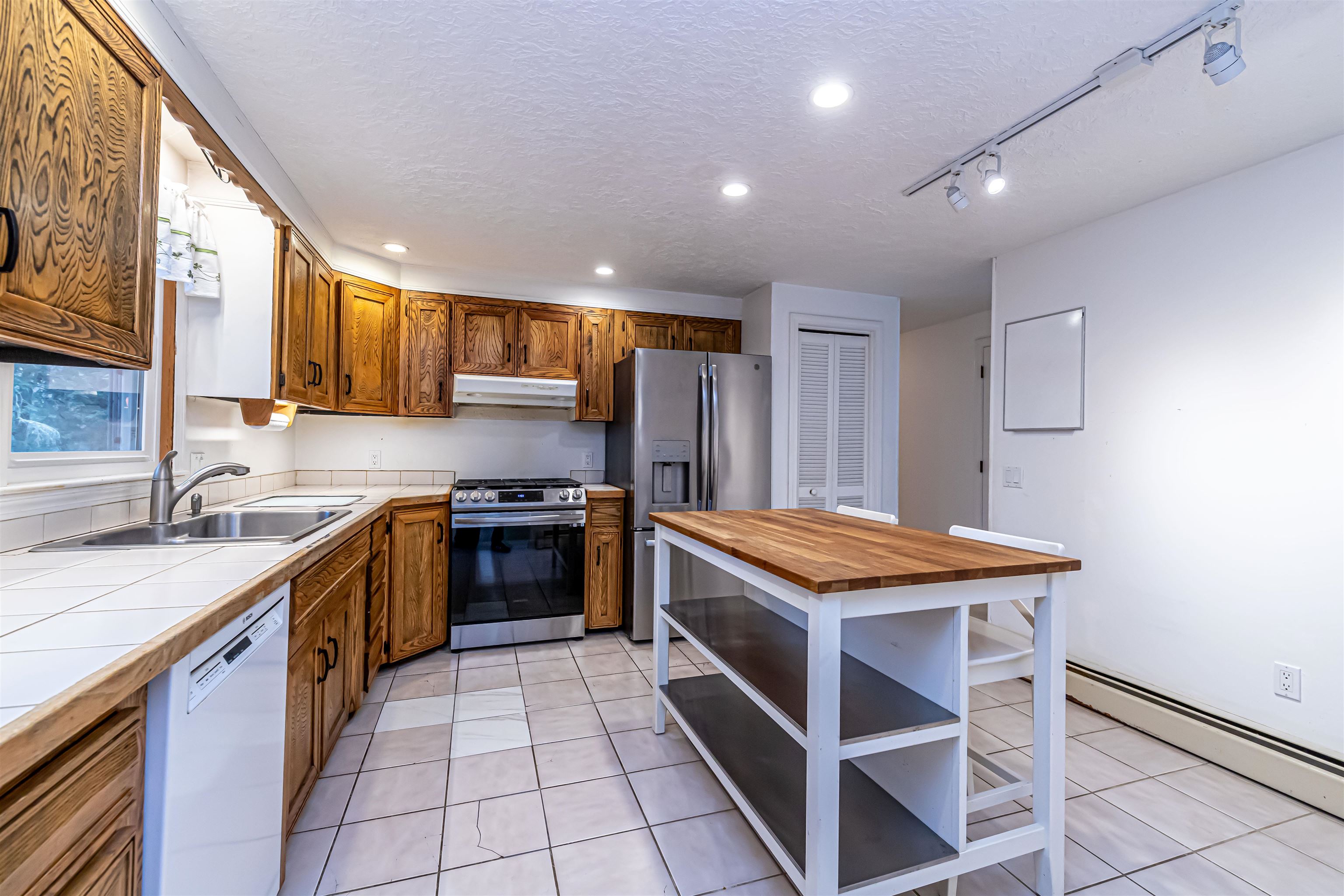 35 Pemberton Road Nashua, NH 03063 - Photo 4 of 43 Gallery Image 4