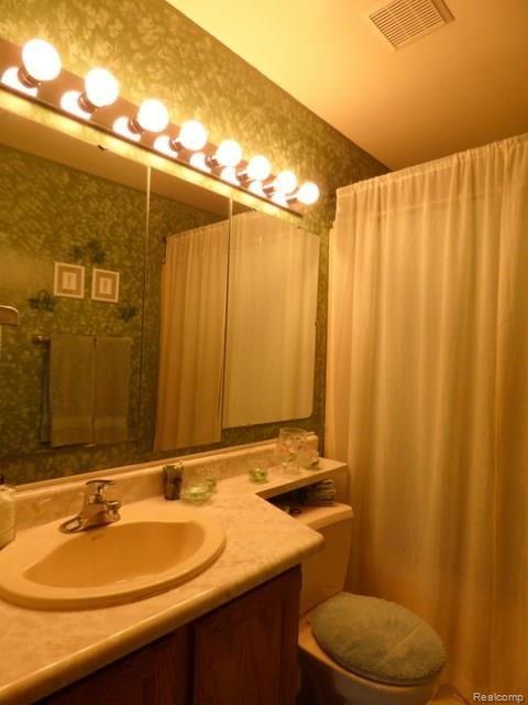 10116 Kress Road Pinckney, MI 48169 - Photo 19 of 28 19 MAIN BATHROOM 2.JPG