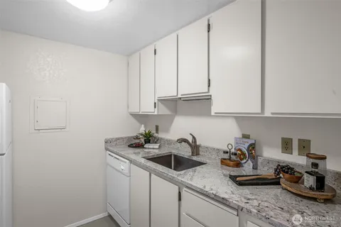 $350,000 | 14010 Juanita Drive Northeast, Unit SB4, Kirkland, WA 98034