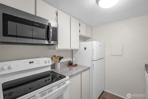 $350,000 | 14010 Juanita Drive Northeast, Unit SB4, Kirkland, WA 98034