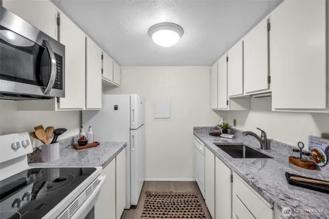 $350,000 | 14010 Juanita Drive Northeast, Unit SB4, Kirkland, WA 98034