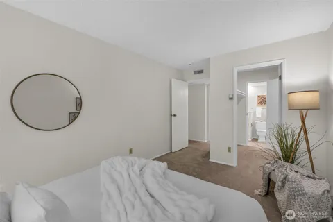 $350,000 | 14010 Juanita Drive Northeast, Unit SB4, Kirkland, WA 98034