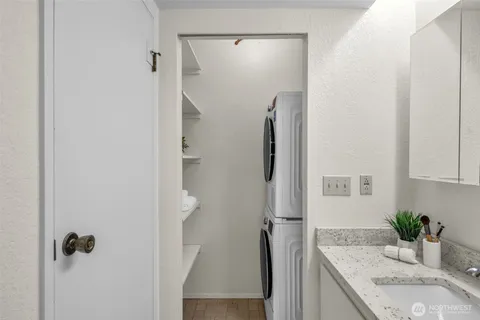 $350,000 | 14010 Juanita Drive Northeast, Unit SB4, Kirkland, WA 98034