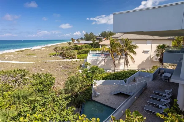 a view of residential houses with outdoor space