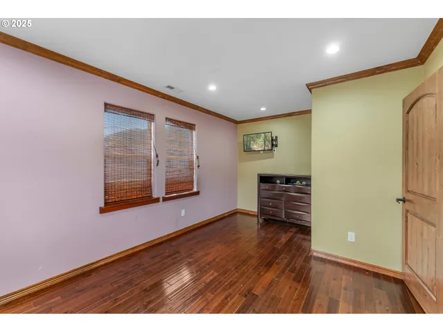 a view of livingroom with furniture