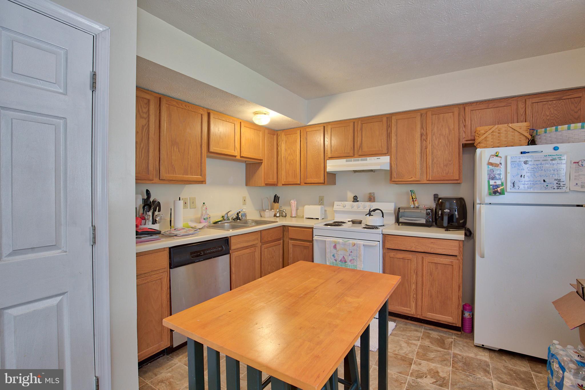 511 Ridgefield Avenue Stephens City, VA 22655 - Photo 4 of 11 Kitchen