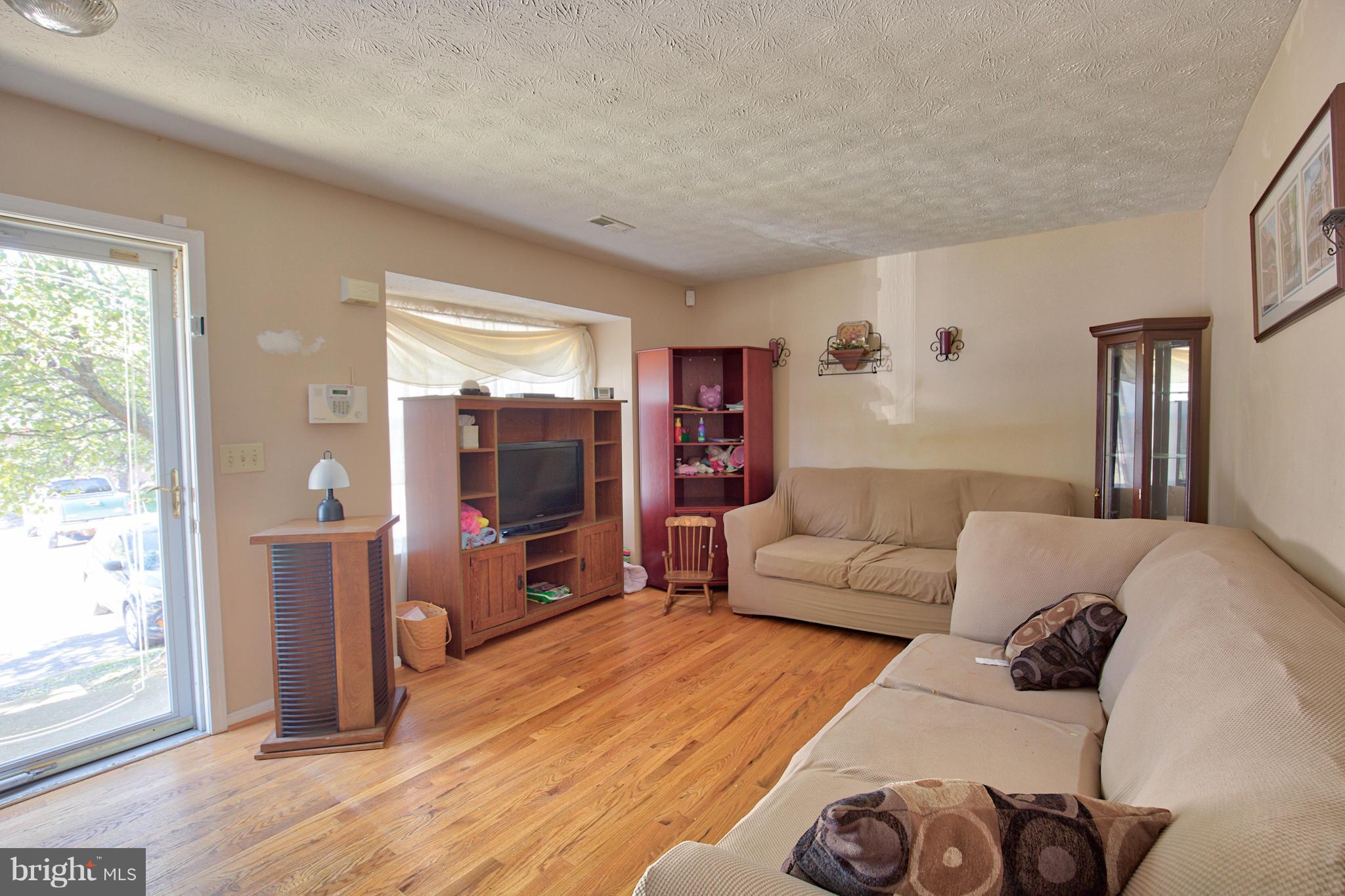511 Ridgefield Avenue Stephens City, VA 22655 - Photo 5 of 11 Living Room