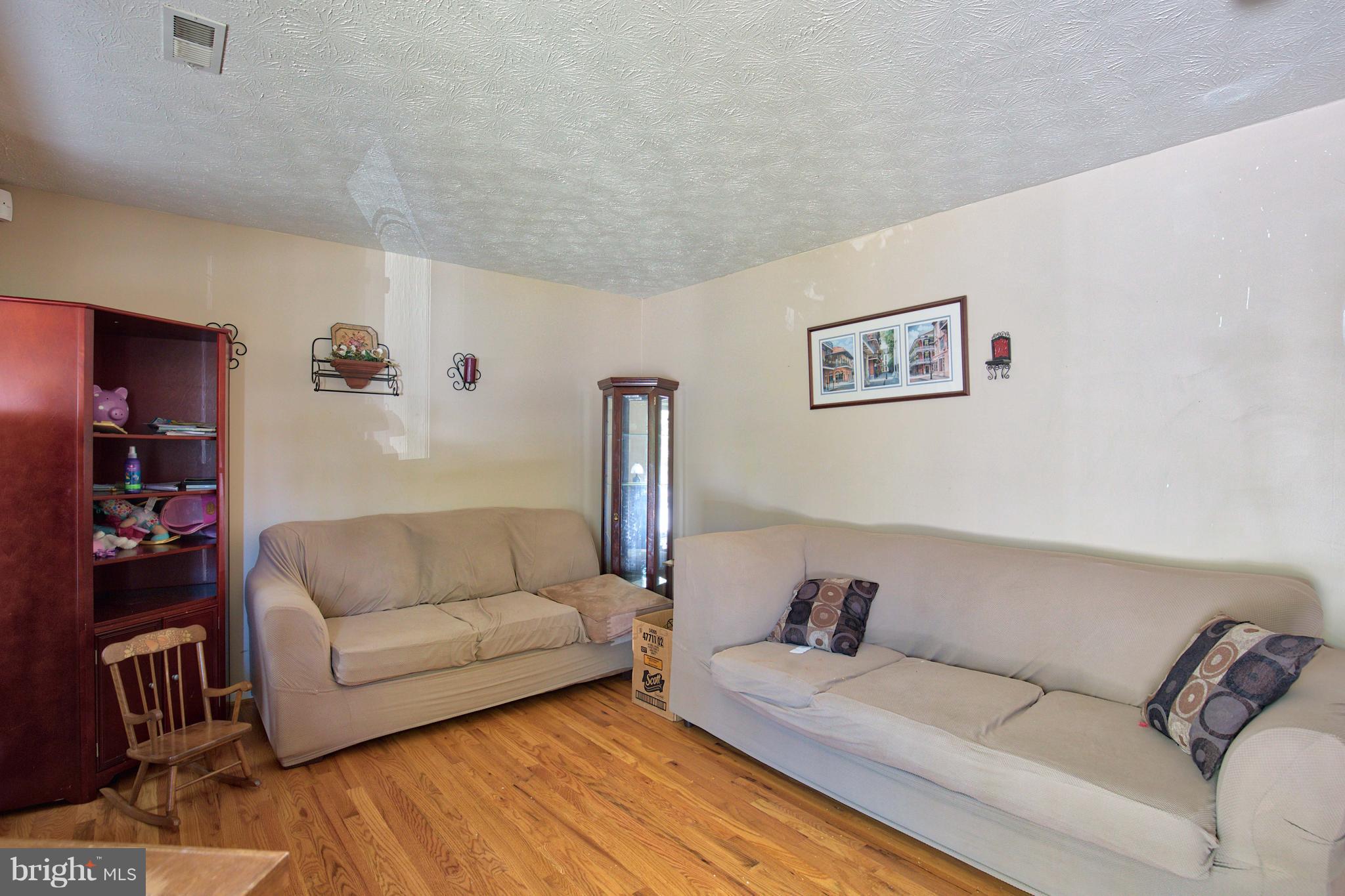 511 Ridgefield Avenue Stephens City, VA 22655 - Photo 6 of 11 Living Room