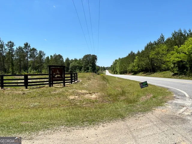 a view of a bench in the middle of a yard