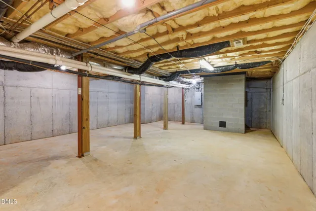a view of a house with backyard and trees