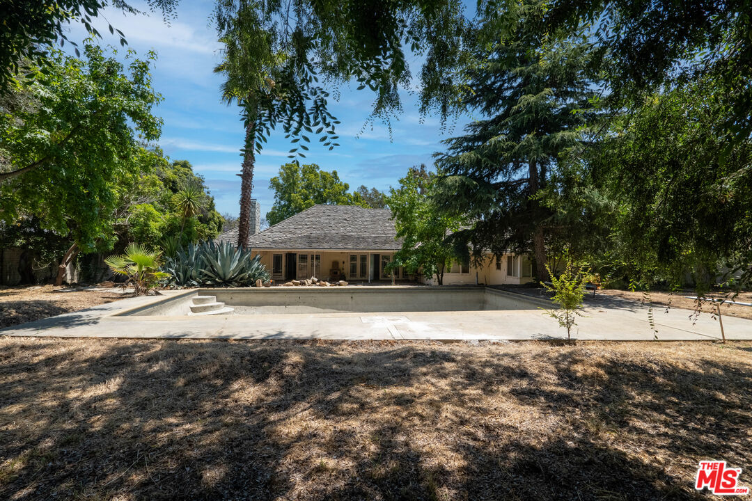 13657 Sunset Boulevard Pacific Palisades, CA 90272 - Photo 6 of 10 a backyard of a house with lots of green space