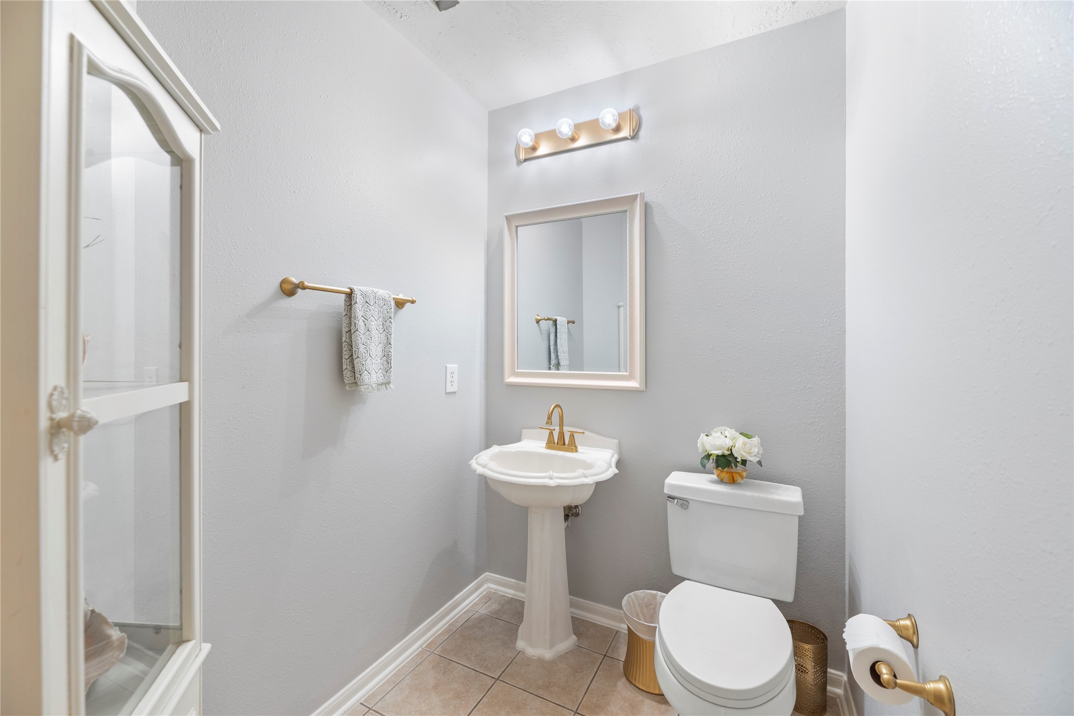 7930 Chateau Point Lane Houston, TX 77041 - Photo 21 of 34 Downstairs half bath.