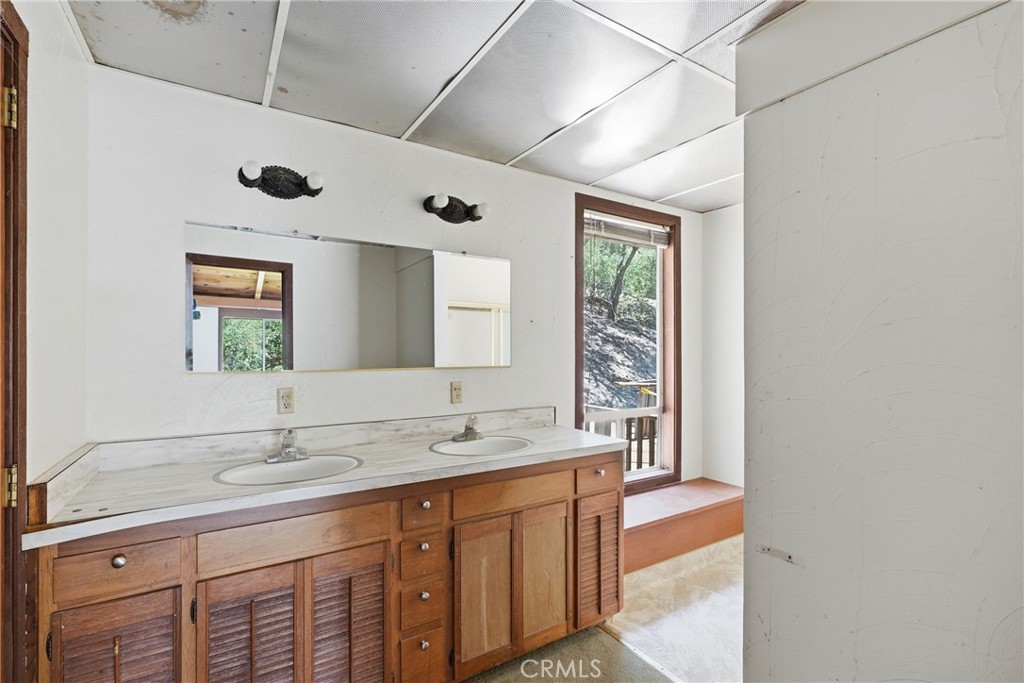 8940 Ortega Road Atascadero, CA 93422 - Photo 23 of 35 3rd floor bedroom #4 full bathroom #2