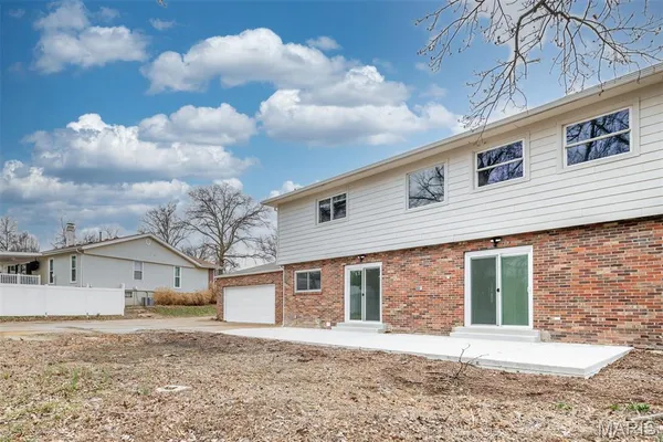 $585,000 | 114 Lea Meadows Drive, Ballwin, MO 63011