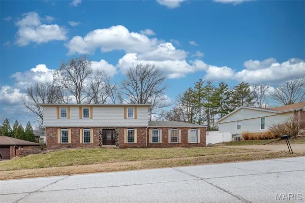 $585,000 | 114 Lea Meadows Drive, Ballwin, MO 63011