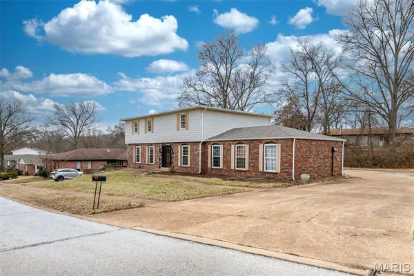 $585,000 | 114 Lea Meadows Drive, Ballwin, MO 63011