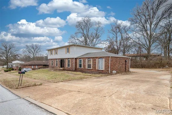 $585,000 | 114 Lea Meadows Drive, Ballwin, MO 63011