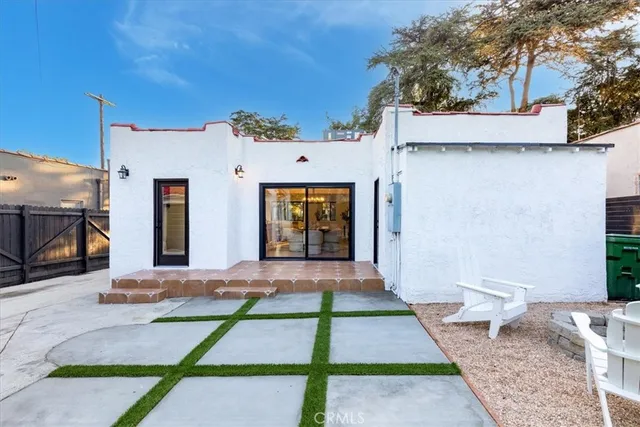 a view of an entrance of the house