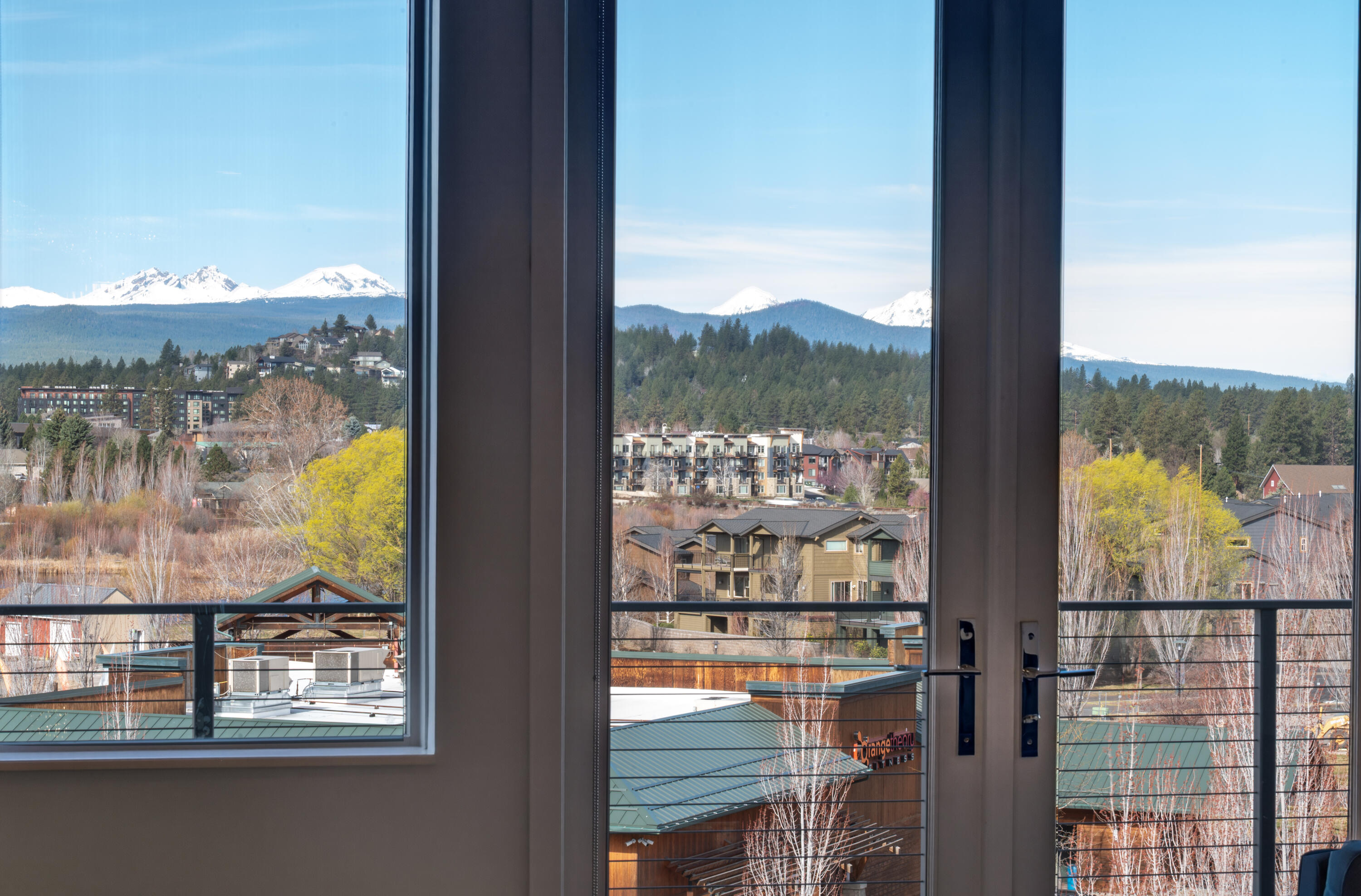 291 Southwest Bluff Drive, Unit 320 Bend, OR 97702 - Photo 5 of 31