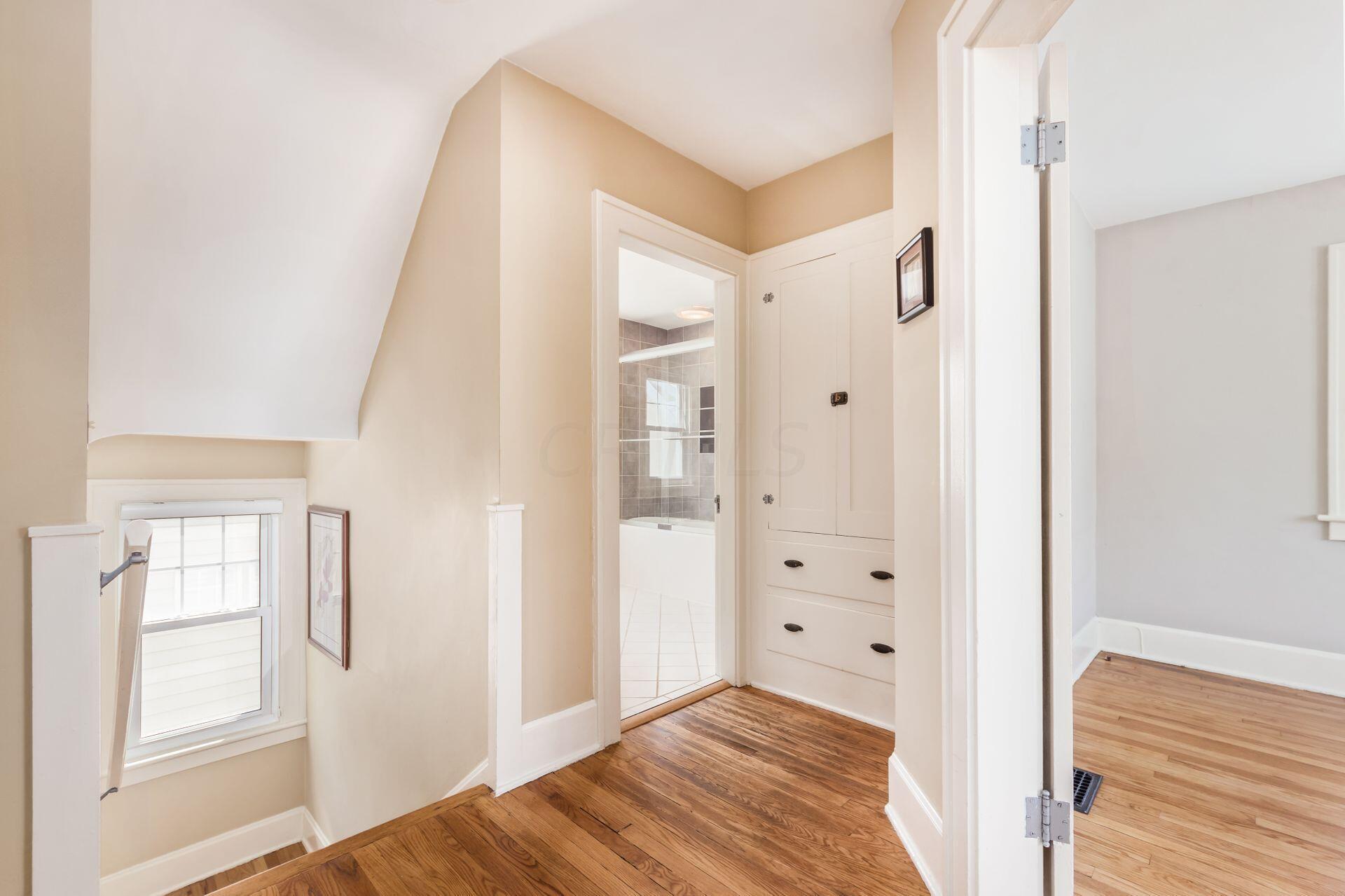 225 Chatham Road Columbus, OH 43214 - Photo 20 of 41 2nd Floor Landing w/Built-in