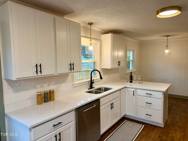 $379,850 | 290 Valley Drive, Bristol, VA 24201