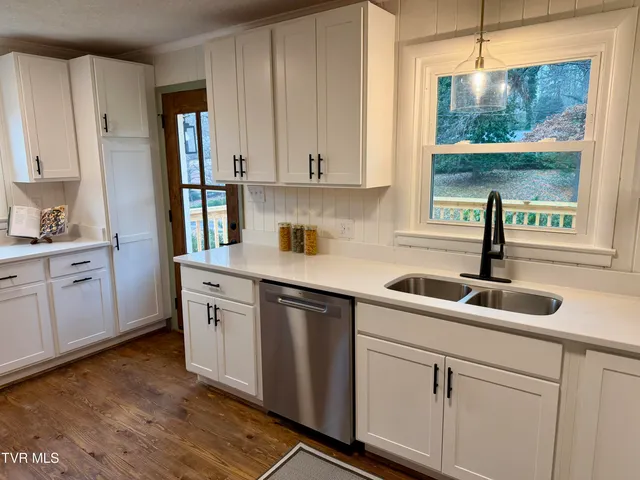 $379,850 | 290 Valley Drive, Bristol, VA 24201