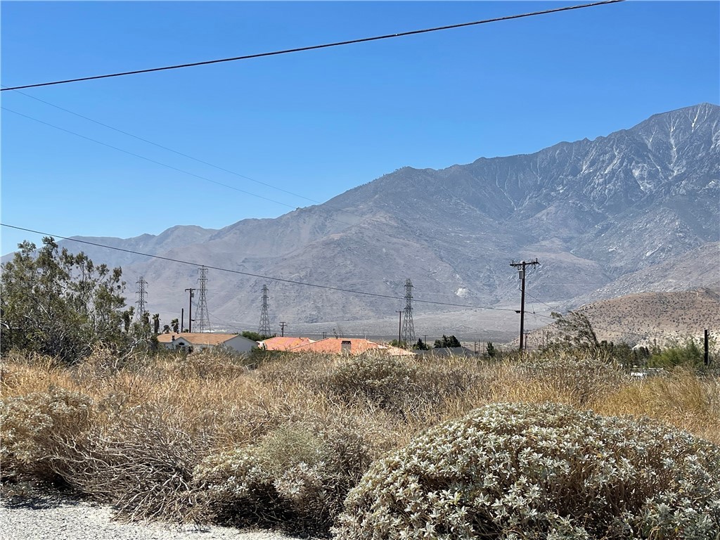 55200 Hatton Place Whitewater, CA 92282 - Photo 2 of 17 a view of a backyard of the house