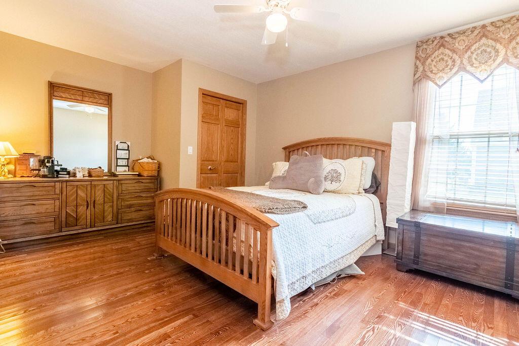 3337 Gooding Road Marion, OH 43302 - Photo 17 of 41 2nd nice size bedroom with hardwood flooring and nice size closet.