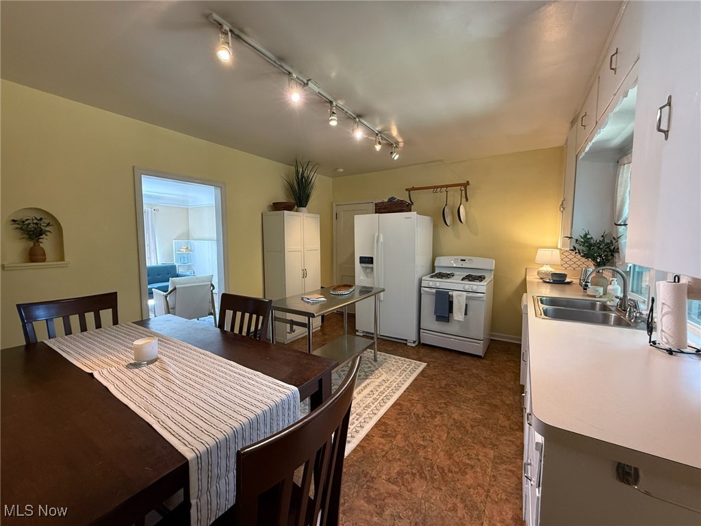 1089 Homestead Road Cleveland, OH 44121 - Photo 5 of 20