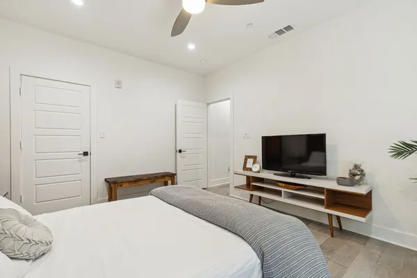 $4,500 | 422 West 9th Street, Unit 106, Dallas, TX 75208