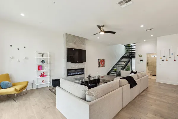 $4,500 | 422 West 9th Street, Unit 106, Dallas, TX 75208