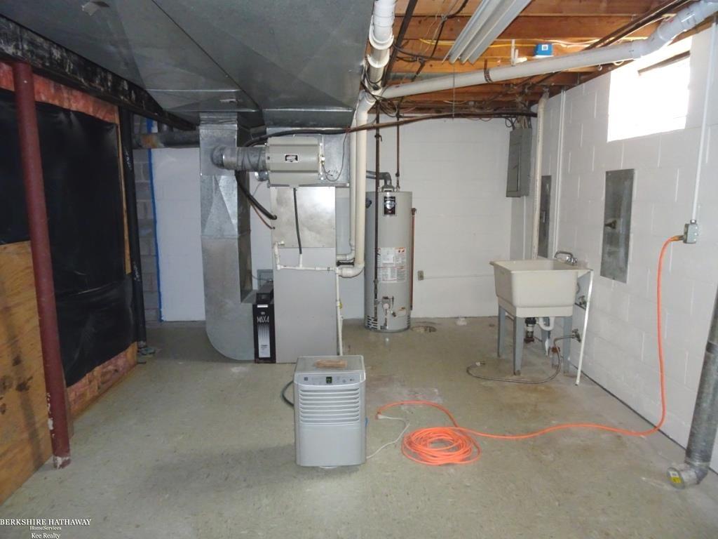 18247 Stephens Road Eastpointe, MI 48021 - Photo 41 of 53 50134771-c494575c-016a-4e7a-8f0a-be5c61bcb342.JPG
