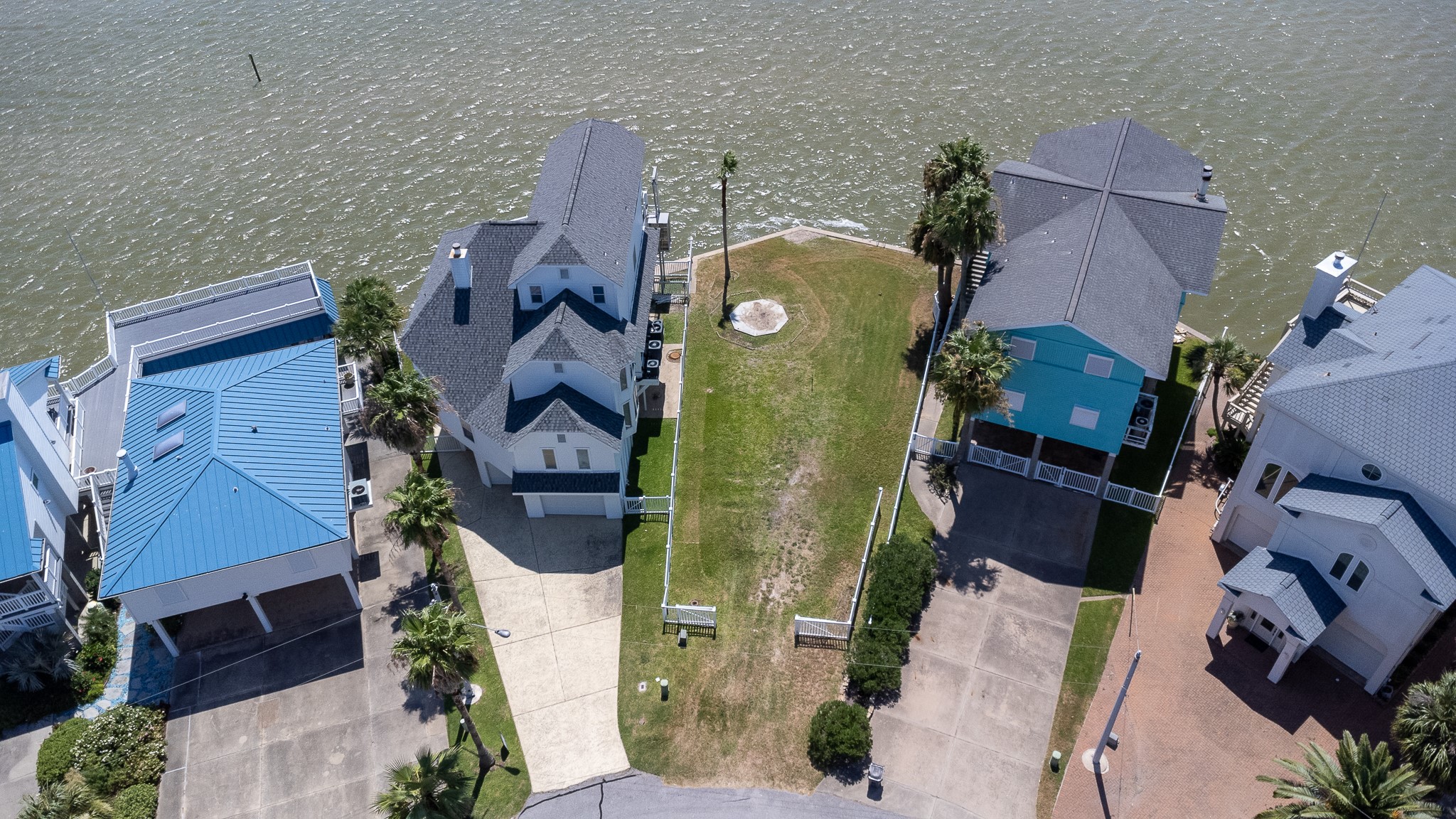135 Isles End Road Tiki Island, TX 77554 - Photo 5 of 9