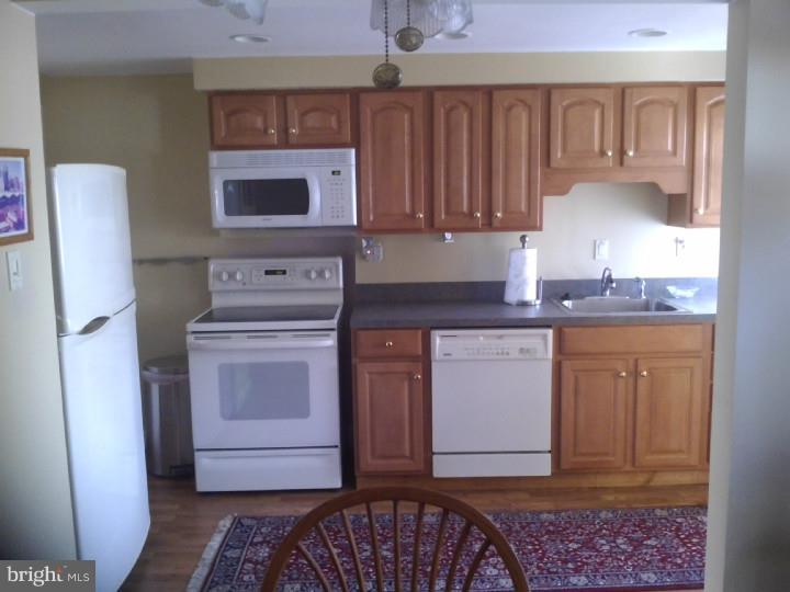 211 Pennsylvania Road Brooklawn, NJ 08030 - Photo 10 of 19 Kitchen