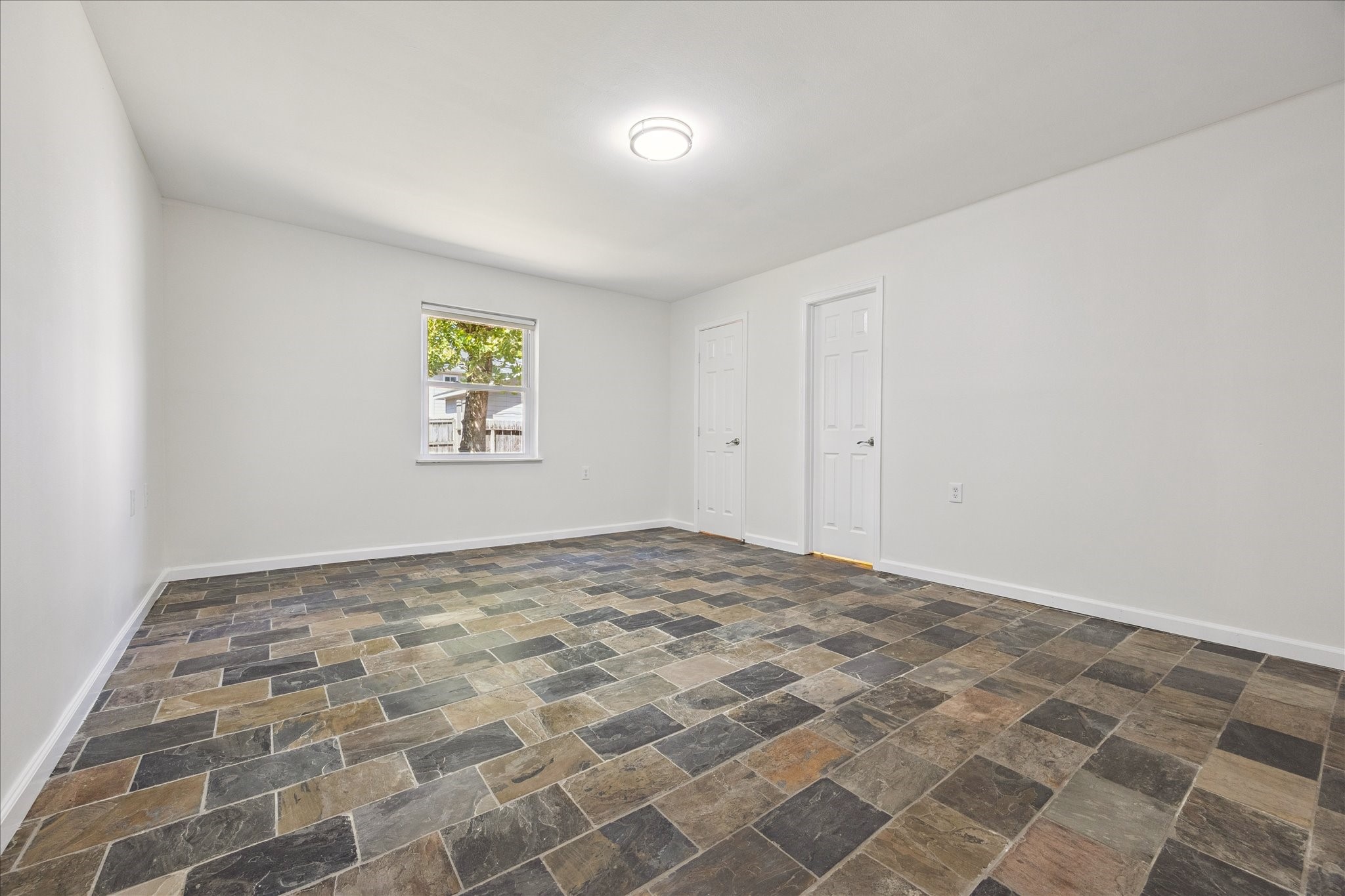9014 Dunlap Street Houston, TX 77074 - Photo 16 of 23 Additional view of the primary bedroom.