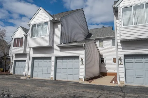 $4,200 | 3 Constitution Court, Montville, NJ 07045