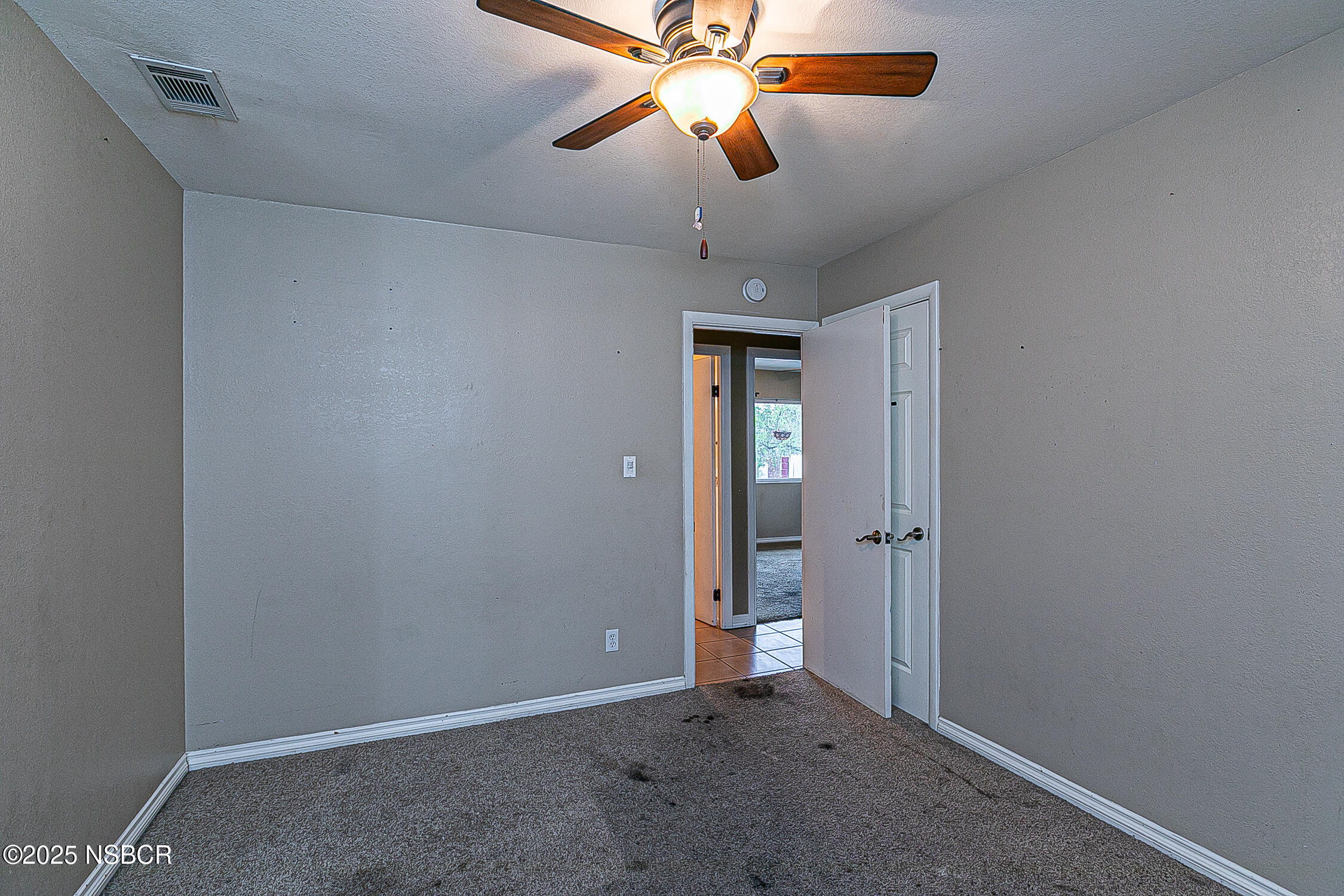 533 Sunbeam Road Lompoc, CA 93436 - Photo 17 of 27 an empty room and chandelier fan