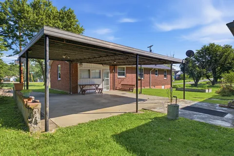 a view of a house with backyard and porch