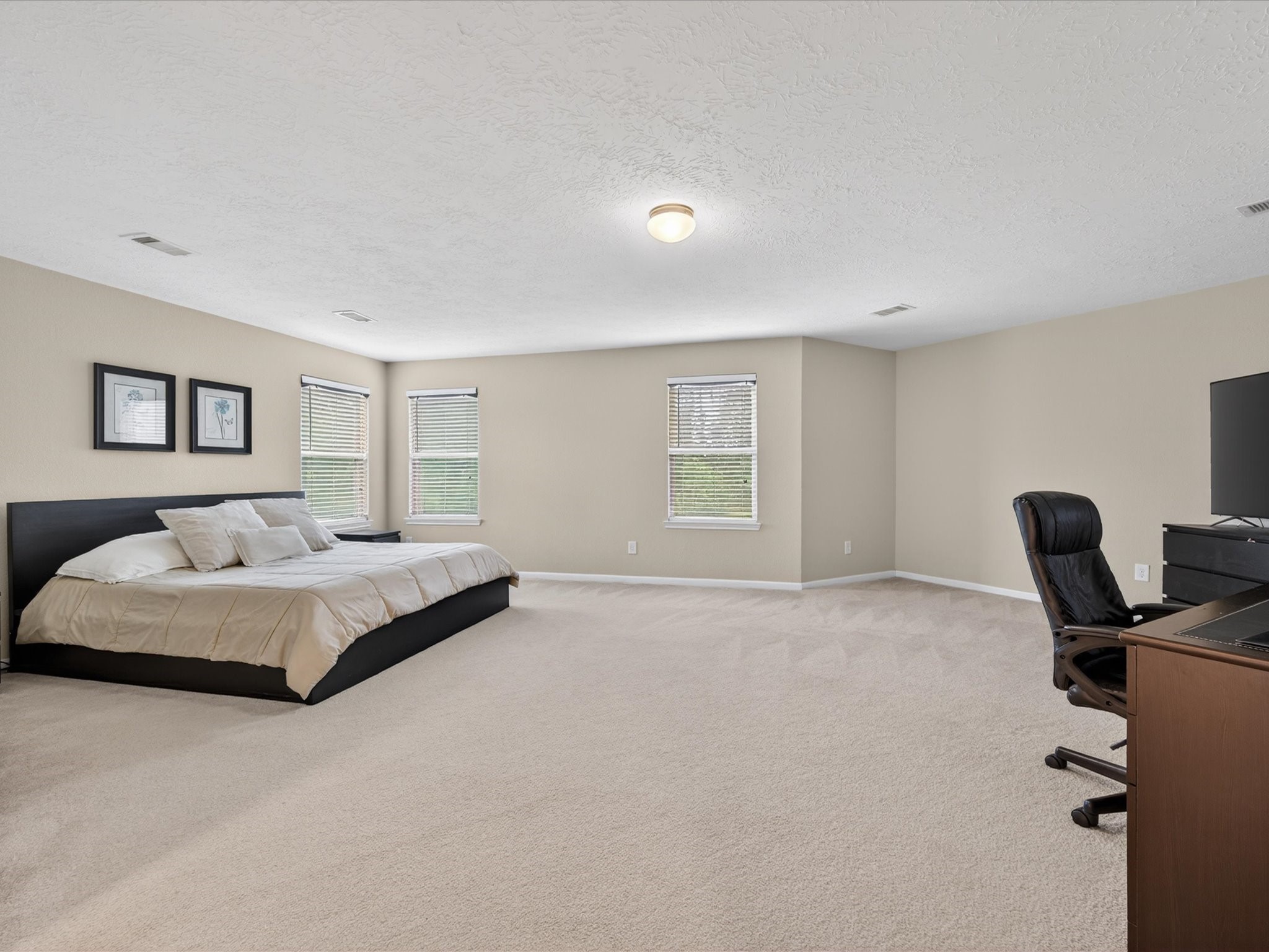 20703 Fawn Timber Trail Humble, TX 77346 - Photo 17 of 42 a spacious bedroom with a bed and a desk in it