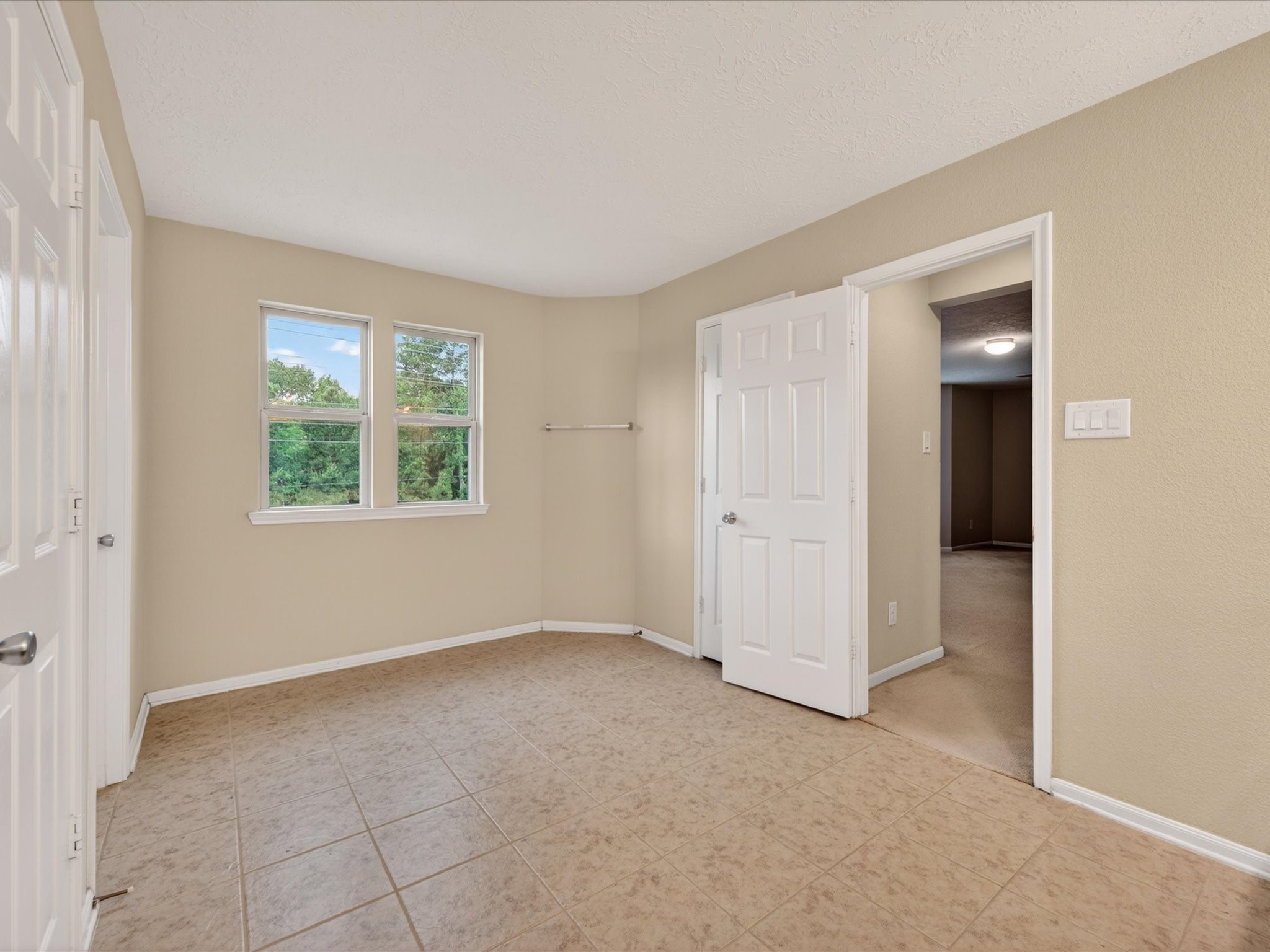 20703 Fawn Timber Trail Humble, TX 77346 - Photo 21 of 42 an empty room with windows and closet