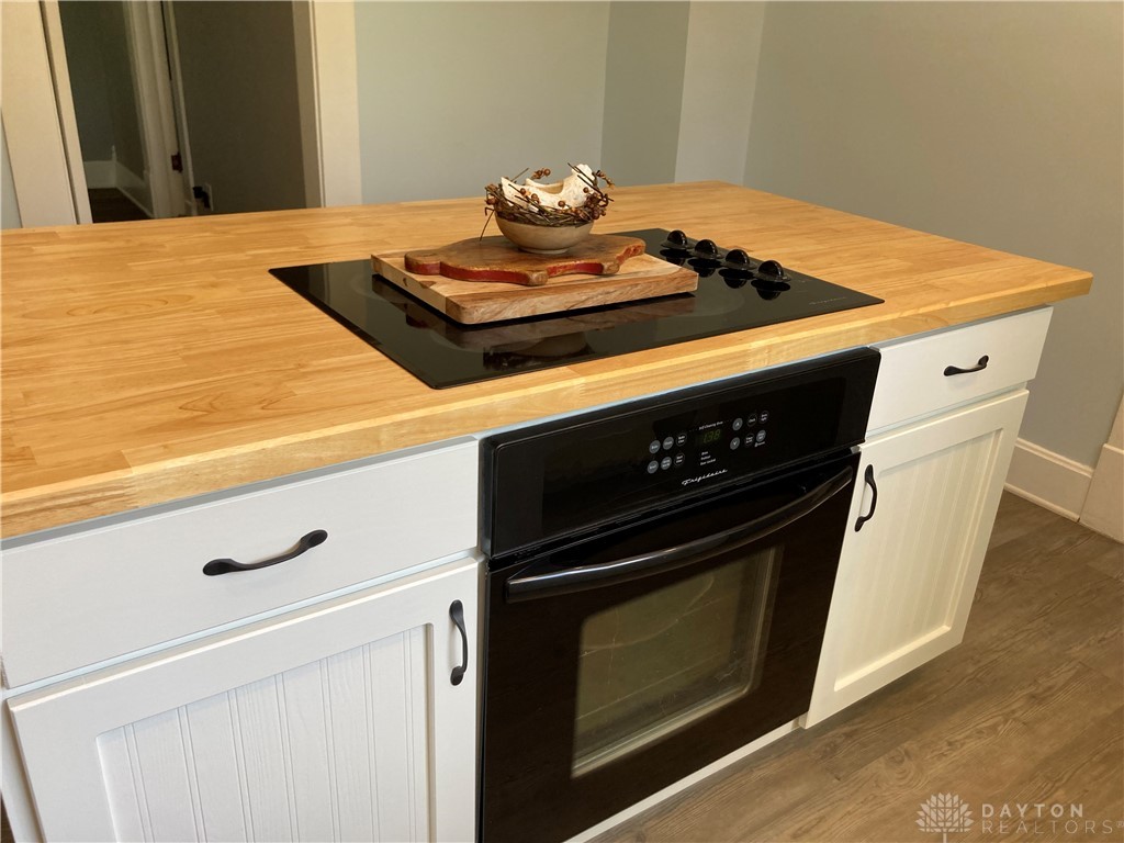 64 Larrick Road Sabina, OH 45169 - Photo 7 of 38 Island has cook top and wall oven