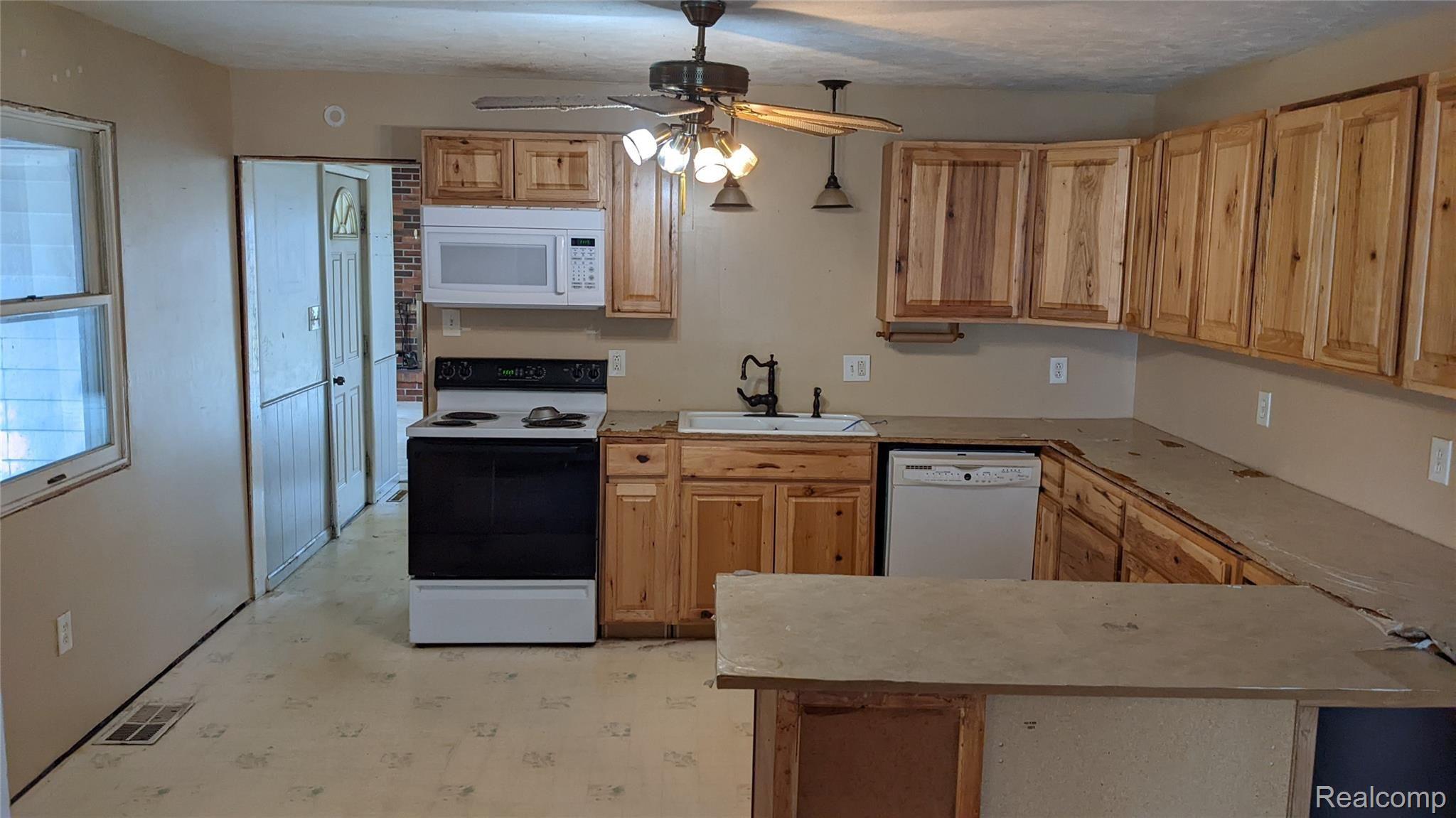 2318 Vandekarr Road Owosso, MI 48867 - Photo 5 of 28 KITCHEN