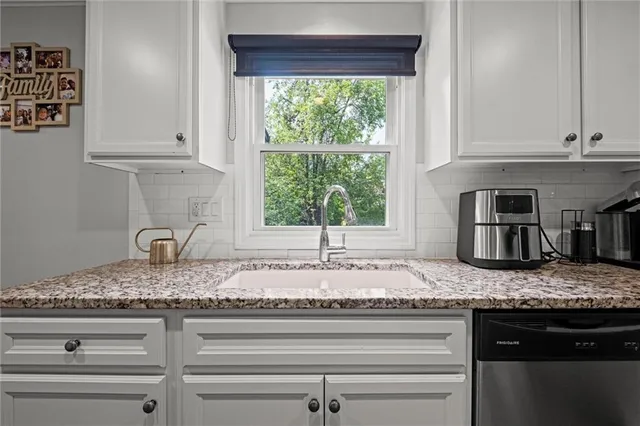 $560,000 | 7400 Canterbury Street, Prairie Village, KS 66208