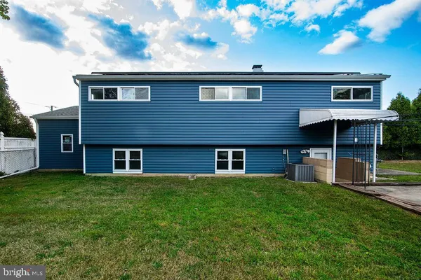 a view of house with a big yard