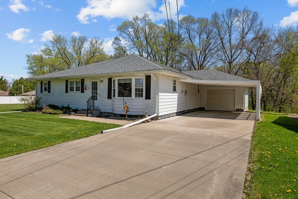 11213 22nd Street Milan, IL 61264 - Photo 29 of 36 a front view of a house with a garden