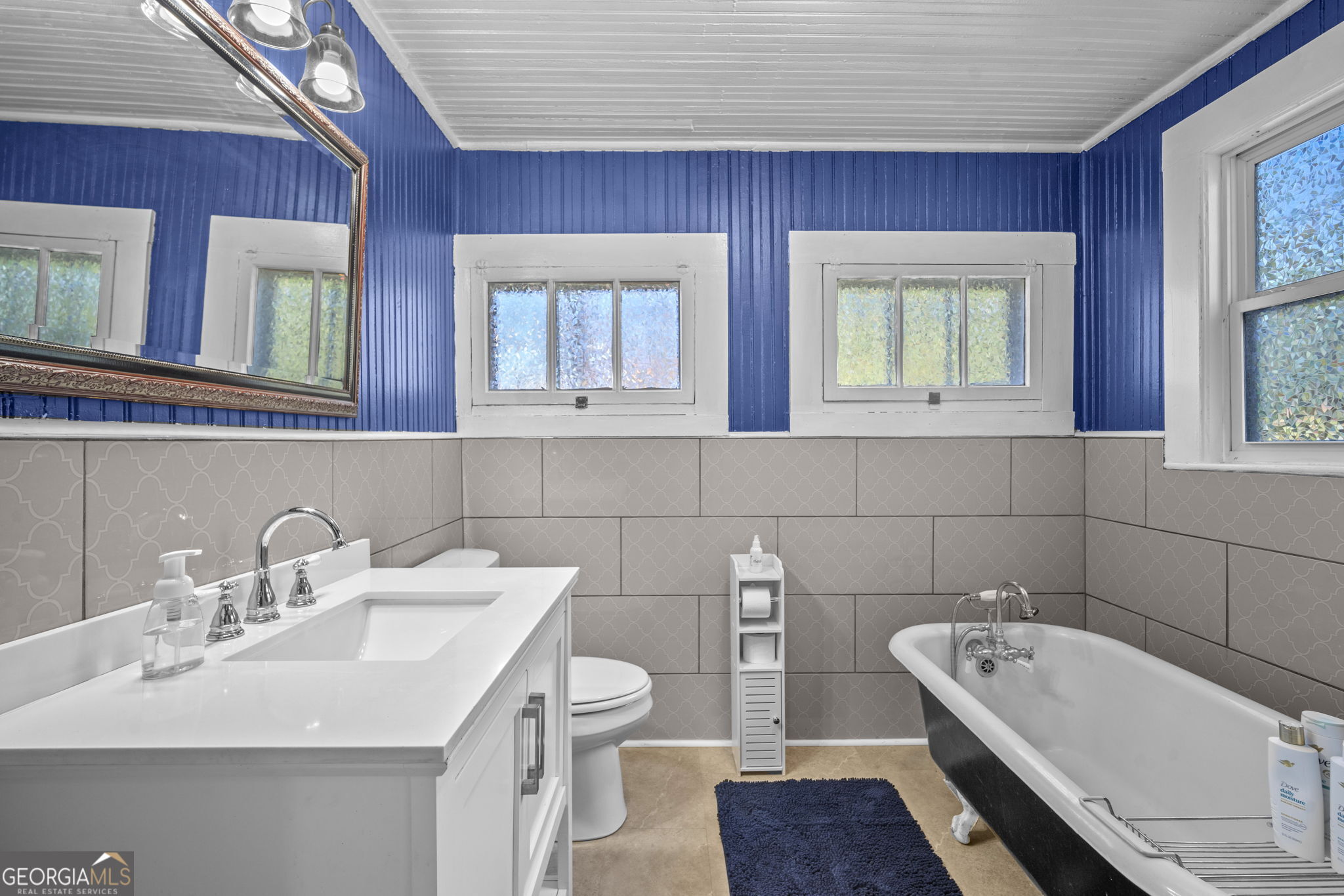 295 South Lewis Street Metter, GA 30439 - Photo 5 of 24 a bathroom with a sink and a bathtub