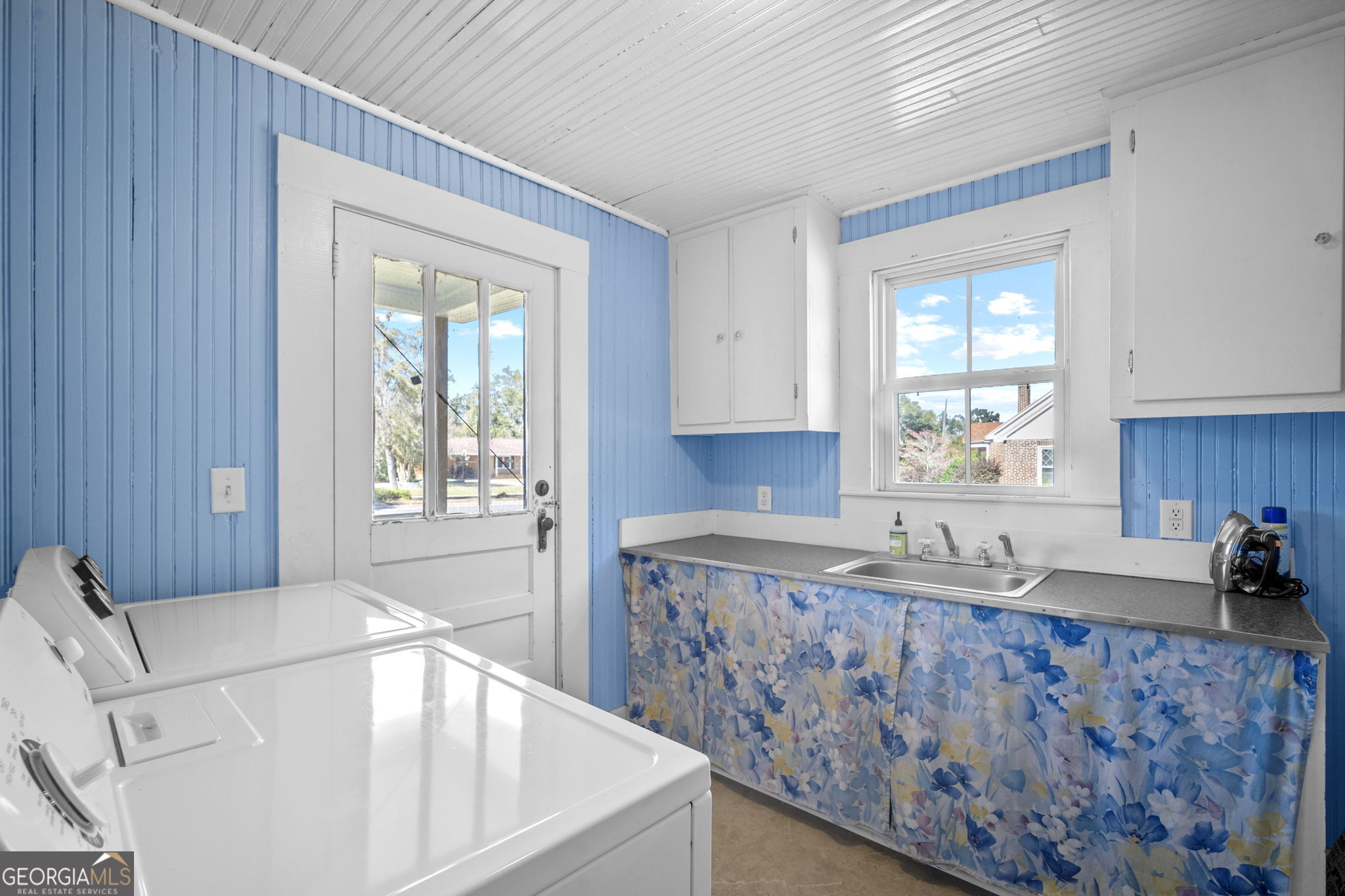 295 South Lewis Street Metter, GA 30439 - Photo 7 of 24 a kitchen with granite countertop a sink and a stove top oven