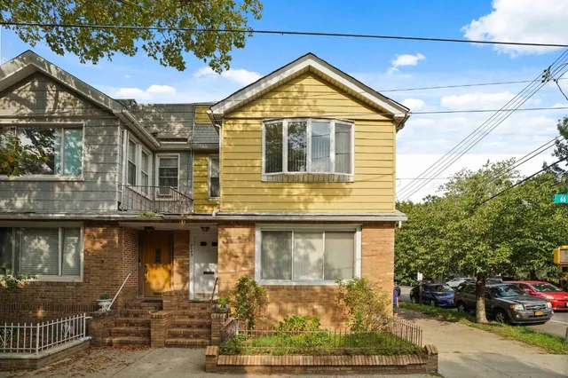 $1,199,000 | 70-49 66th Place, Unit 2S | Glendale