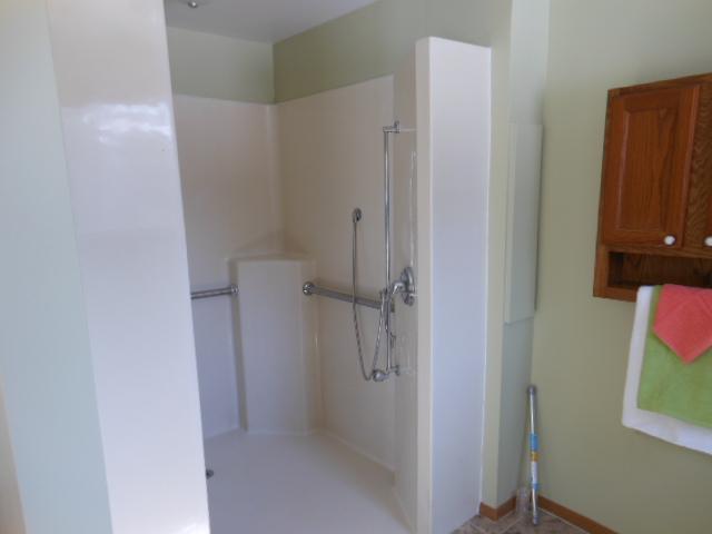 707 Clarksville Road Mercer, PA 16137 - Photo 7 of 10 Master Bath/Spa.