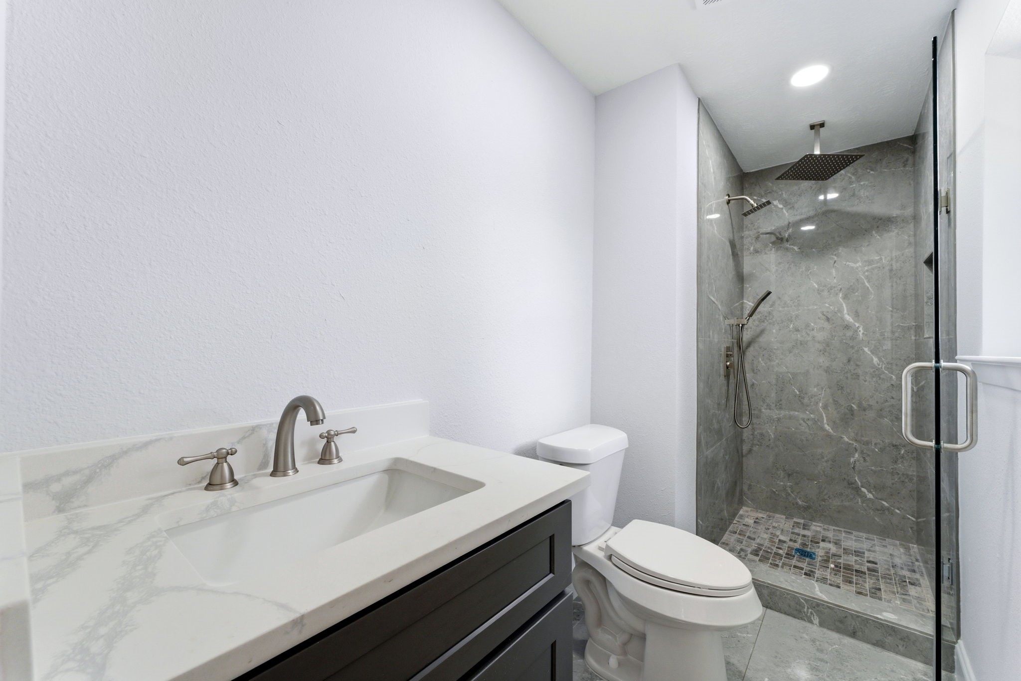 910 Beaver Bend Road Houston, TX 77088 - Photo 20 of 48 a bathroom with a sink toilet and shower